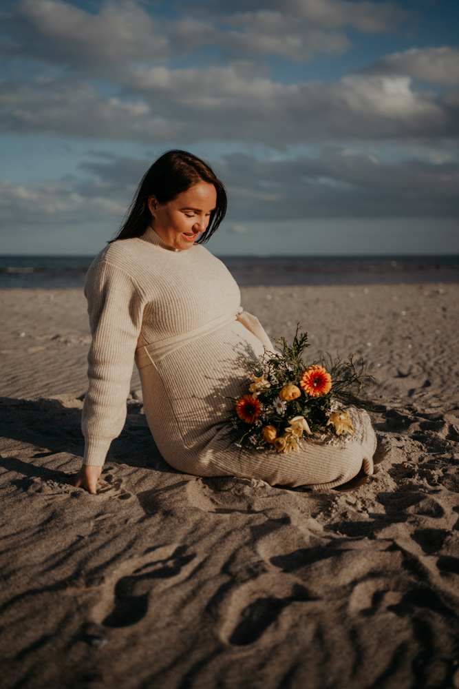 Babybauchshooting im Sonnenuntergang an der Ostsee
