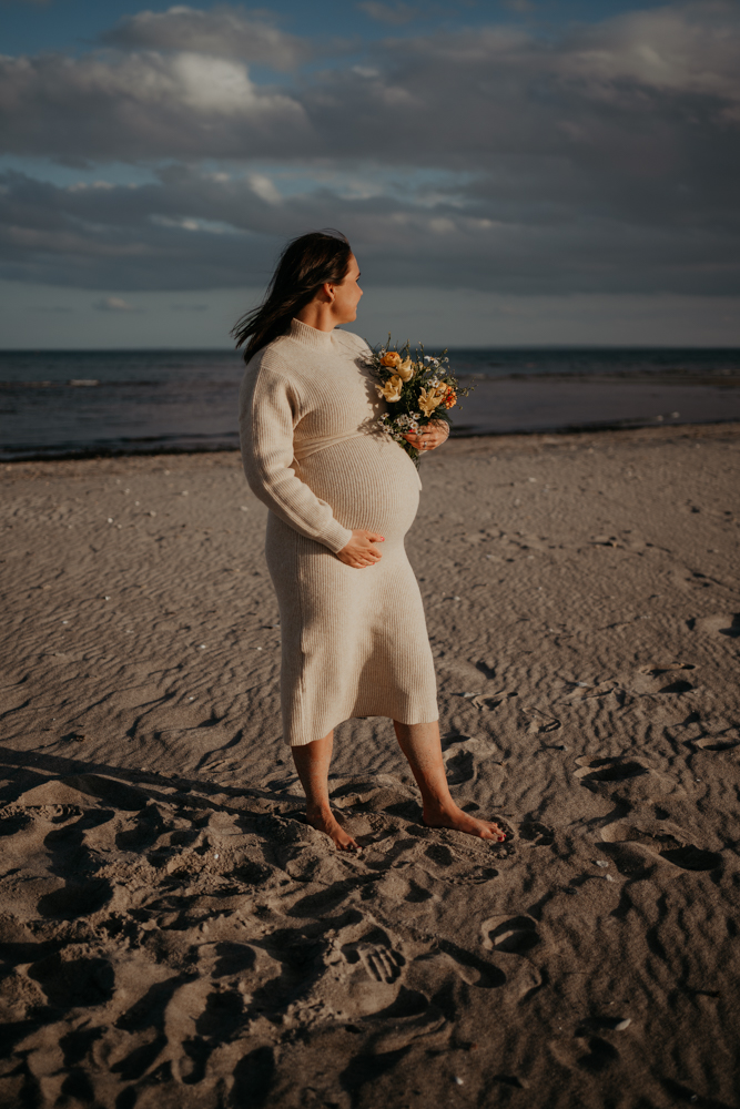 Babybauchshooting im Sonnenuntergang in Grömitz