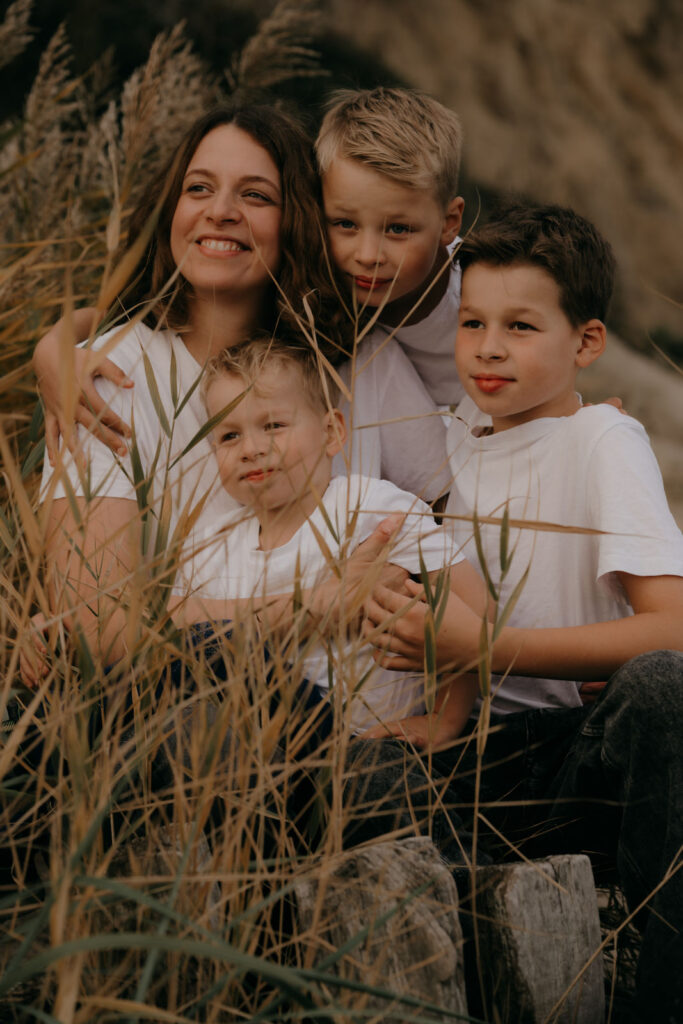 Familie Mutter mit Kindern am Strand